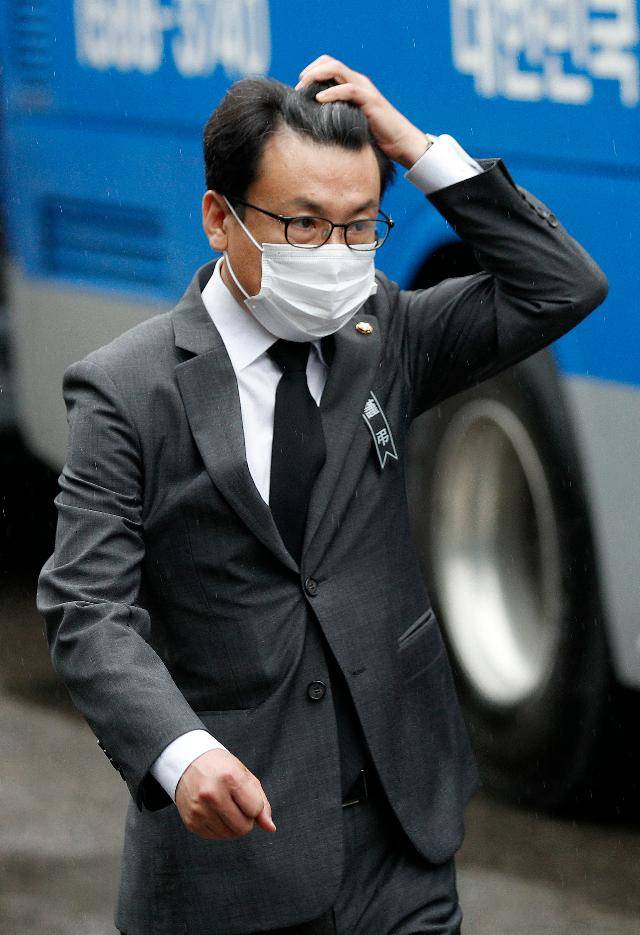 고(故) 박원순 서울시장 발인식을 마친 진성준 더불어민주당 의원이 13일 서울 종로구 서울대병원 장례식장에서 서울시청으로 향하고 있다. 뉴스1