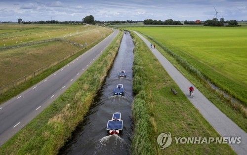 An aerial picture shows students sailing with solar boats along all Frisian Elfstedentocht (Eleven Cities Races) during the Young Solar Challenge in Hindeloopen, on July 7.The 220-kilometer (137-mile) journey must be completely solar-powered in five days. [AFP/YONHAP]