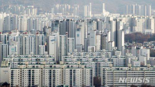 서울 아파트값이 22주 연속 상승세를 기록하고 있는 가운데 4일 서울 송파구 롯데월드타워에서 바라본 서울 도심 아파트들이 즐비하다. 뉴시스