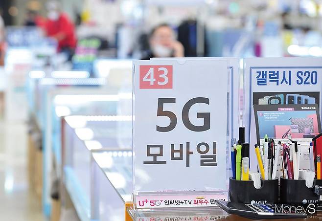 5G 세계 최초 상용화 프로젝트는 정부가 주도했다. 주무부처인 과학기술정보통신부(과기정통부)는 2017년부터 5G 상용화 시기를 2019년 3월28일로 결정하고 모든 일정을 진행했다. 사진은 서울 신도림 테크노마트 휴대폰 집단상가 모습. /사진=장동규 기자