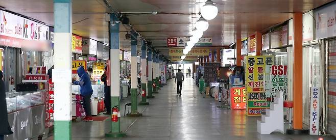 이통사는 단말기 제조사와 제품의 제원, 공급일정 등을 조율한다. 주력하는 서비스에 따라 필요한 단말기를 미리 확보하는 형태가 일반적이다. 국가에서 ‘이동통신사업자’라는 권한을 주는 만큼 이 앞에선 삼성전자와 같은 제조업체도 언제건 ‘을’이 될 수 있는 구조다. /사진=뉴스1