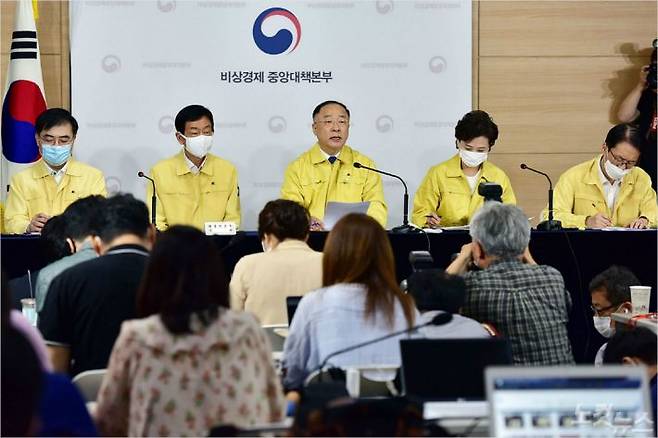 홍남기 부총리 겸 기획재정부 장관이 지난 10일 오전 서울 종로구 정부서울청사에서 부동산 보완대책 추진방안을 발표하고 있다.(이날 합동브리핑에는 홍남기 경제부총리 겸 기획재정부 장관을 비롯해 진영(행안부)·김현미(국토부) 장관, 손병두 금융위 부위원장, 임재현 기재부 세제실장이 참석했다.) (사진=윤창원 기자/자료사진)