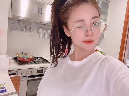 BJ 박소은이 지난 1일 자연스러운 차림으로 찍은 사진과 게시글을 SNS에 올려 “남자친구가 생기고 나서 미모는 포기했다”고 말했다.