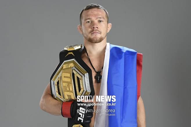 ▲ UFC 251에서 승리해 챔피언 자리를 지킨, 또는 새 챔피언이 된 파이터들. 위에서부터 카마루 우스만, 알렉산더 볼카노프스키, 페트르 얀.