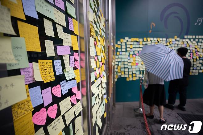 13일 오후 서울 중구 서울광장에 마련된 故 박원순 서울특별시장 분향소를 찾은 시민들이 조문을 마친 후 추모 메시지를 살펴보고 있다./뉴스1 © News1 이재명 기자