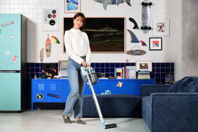 삼성전자 모델이 디지털프라자 강남본점 5층에 위치한 라이프스타일 쇼룸 #ProjectPRISM에서 삼성전자 무선 청소기 ‘삼성 제트’ 민트색 신제품을 소개하고 있다. (사진=삼성전자)
