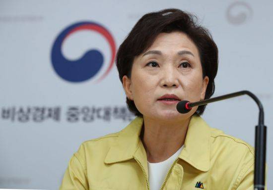 김현미 국토교통부 장관이 10일 오전 정부서울청사에서 열린 6·17 부동산 정책 후속 대책 발표 브리핑에서 취재진 질문에 답하고 있다. (사진=연합뉴스)
