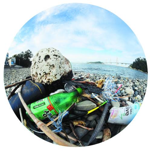 경남 거제도 장목면 해변에 파도를 따라 밀려온 해양 쓰레기가 쌓여 있다.