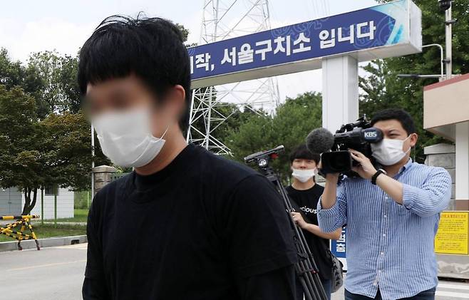 [의왕=뉴시스]홍효식 기자 = 세계 최대 아동 성 착취물 사이트 '웰컴 투 비디오' 운영자인 손정우 씨가 6일 오후 미국 송환 불허 결정으로 석방돼 경기도 의왕시 서울구치소를 나서고 있다. 2020.07.06.   yesphoto@newsis.com