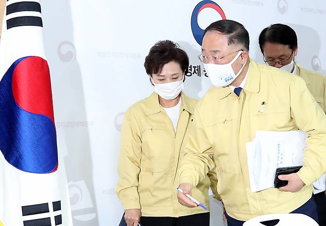 홍남기 경제부총리 겸 기획재정부 장관과 김현미 국토교통부 장관이 10일 오전 서울 종로구 세종대로 정부서울청사에서 부동산 대책 관련 브리핑을 마치고 자리에서 일어나고고 있다. /사진제공=뉴스1