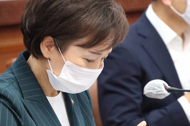 김현미 국토교통부 장관이 14일 정부서울청사에서 열린 국무회의에 참석해 있다.[연합뉴스 제공]