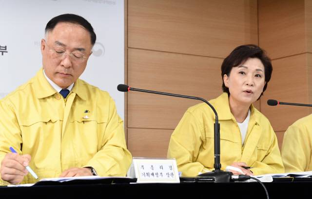 홍남기(왼쪽) 경제부총리가 지난 10일 김현미 국토부 장관 등과 함께 ‘7·10부동산대책’을 발표하고 있다.   /서울경제DB