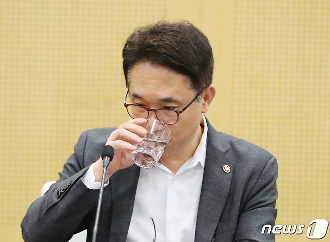 박선호 국토부 1차관이 15일 서울시청에서 열린 '주택공급확대 실무기획단 1차회의'에서 물을 마시고 있다. 2020.7.15/뉴스1 © News1 이성철 기자