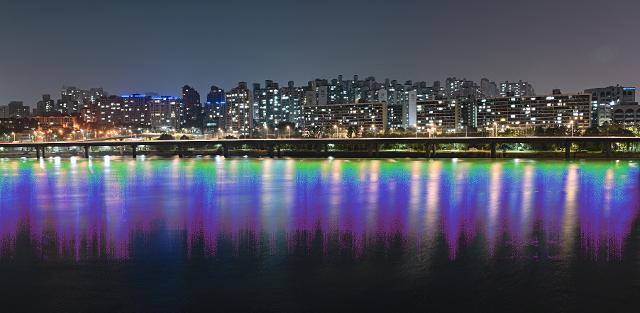 밤 시간대 서울시내에서 소음피해가 가장 심각한 곳은 고층아파트가 밀집한 이촌동 강변북로 부근이다. 사진은 한국일보가 지난 9일 서울 용산구 원효로 아파트 주변의 소음을 측정해 한강에 반영으로 나타낸 모습. 노란색은 30~40㏈A, 연두색은 40~50㏈A, 파란색은 50~60㏈A, 보라색은 60~70㏈A의 소음도를 의미한다. 류효진 기자