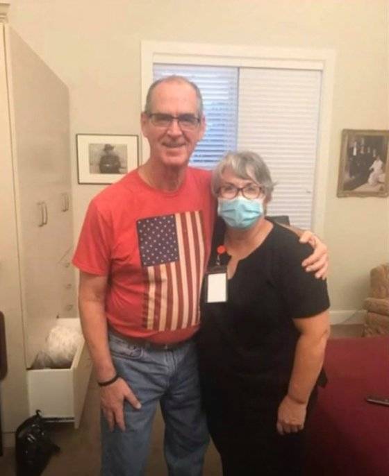 요양원에서 재회한 스티브 다니엘(왼쪽)과 마리 다니엘(오른쪽). 부부는 신종 코로나바이러스 감염증(코로나19) 방역 지침으로 취약시설 면회가 금지되자114일간 긴 이별을 해야 했다. [트위터 캡처]