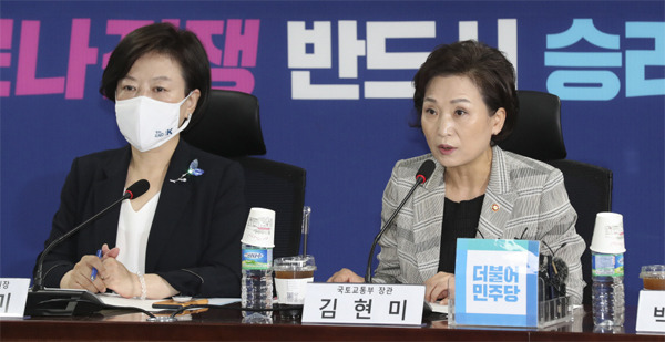 김현미 국토교통부 장관(오른쪽)이 15일 국회 의원회관에서 열린 더불어민주당 국토교통위원들과 국토부 간 당정협의에서 "실수요자 주택 공급에 총력을 다하겠다"고 밝혔다. 왼쪽은 진선미 국회 국토교통위원장.  [김호영 기자]