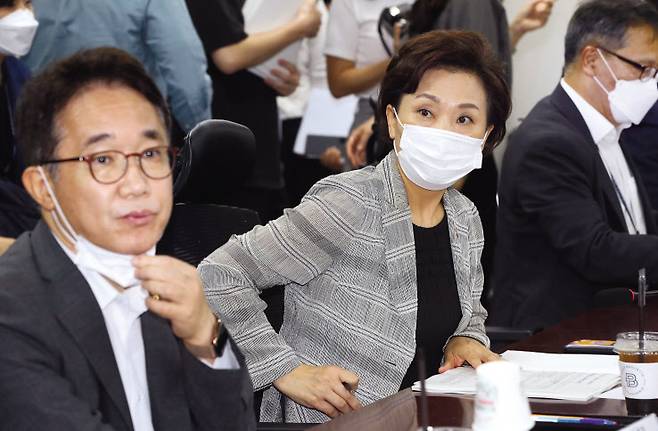 김현미(가운데) 국토교통부 장관과 박선호 1차관(왼쪽)이 15일 국회 의원회관에서 열린 더불어민주당 국토교통위원들과의 당정협의에 참석하고 있다. [연합]