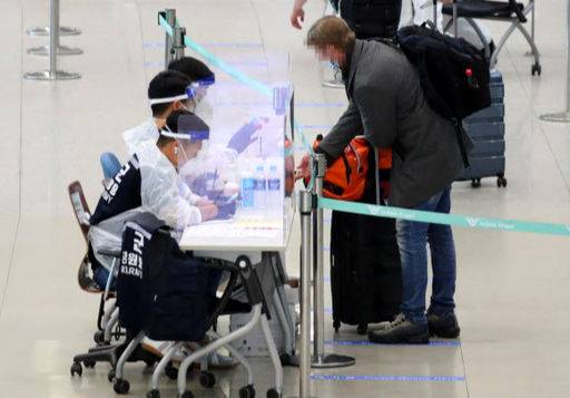인천국제공항 입국장에서 한 외국인이 관계자로부터 설명을 듣고 있는 모습. 연합뉴스
