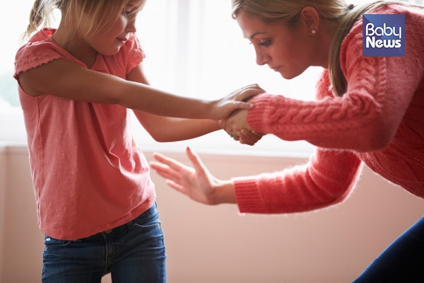 아이를 때려서 가르쳐도 되냐는 질문에 대부분의 학자들은 이렇게 말한다. '적어도 체벌만은 말라.' ⓒ베이비뉴스