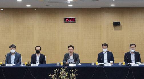 박선호 국토부 1차관이 15일 서울시청에서 열린 ‘주택공급확대 실무기획단 1차회의’에 참석해 모두발언을 하고 있다.(사진=뉴스1)