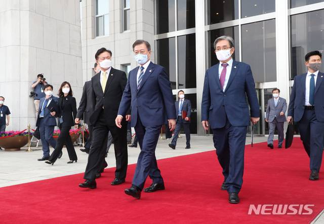 [서울=뉴시스]박영태 기자 = 문재인 대통령과 노영민(오른쪽) 대통령 비서실장, 김영춘 국회 사무총장이 16일 오후 서울 여의도 국회에서 열린 제21대 국회 개원식을 마친 뒤 본관을 나서며 신발을 던지고 돌발 발언을 한 시민을 바라보고 있다. 2020.07.16. since1999@newsis.com