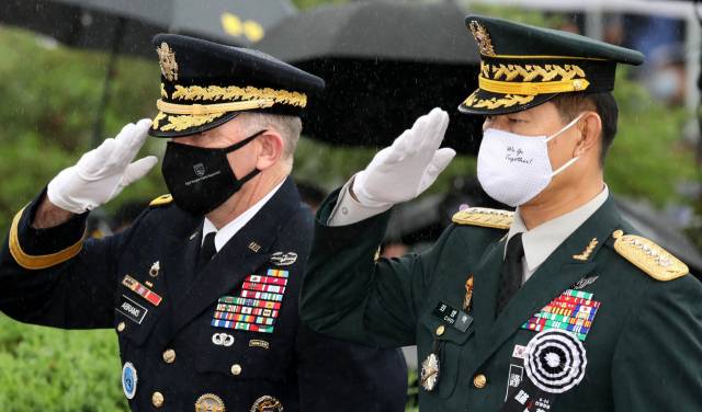 ▲고 백선엽 장군의 안장식이 열린 15일 오전 대전 유성구 국립대전현충원에서 로버트 에이브럼스 한미연합사령관과 최병혁 한미연합군사령부 부사령관이 헌화 후 경례를 하고 있다. ⓒ연합뉴스