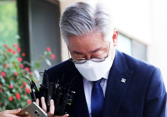 인사하는 이재명 경기지사 - ‘친형 강제입원’과 관련한 허위사실 공표 혐의 사건에 대한 대법원 선고일인 16일 오전 이재명 경기도지사가 경기도 수원시 경기도청으로 출근하며 인사하고 있다. 2020.7.16 연합뉴스