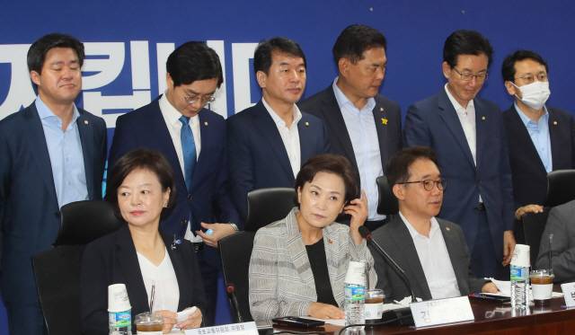 15일 국회 의원회관에서 열린 더불어민주당 국토교통위원들과 국토교통부의 당정협의에서 진선미 위원장(아랫줄 왼쪽부터), 김현미 장관, 박선호 차관 등이 기념촬영을 준비하고 있다. /연합뉴스