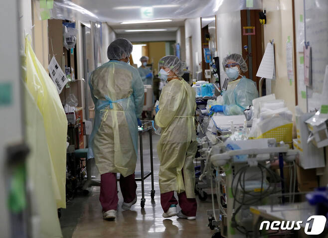일본 가와사키(神奈川)에 있는 한 병원에서 코로나19 환자를 치료하기 위해 바쁘게 움직이고 있다. © 로이터=뉴스1