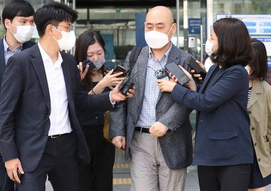 고한석 전 서울시장 비서실장이 15일 오후 서울 성북경찰서에서 고 박원순 전 서울시장 사망 관련 참고인 조사를 마친 뒤 청사를 나서고 있다. [연합뉴스]
