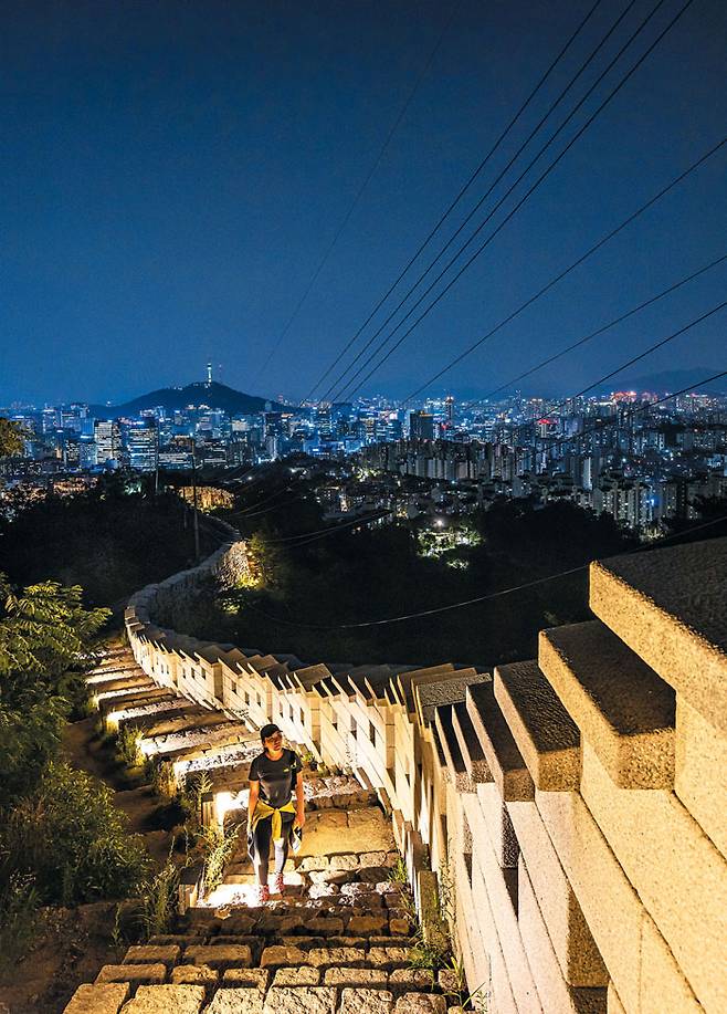 요즘 등산 입문자들에게 가장 인기 있는 인왕산. 탁 트인 정상에서 시원한 바람을 맞으며 일몰과 야경을 감상하는 야간 등산도 인기 있다. 성곽길을 따라 초보자도 정상까지 쉽게 오를 수 있다. /김종연·이한솔 영상미디어 기자