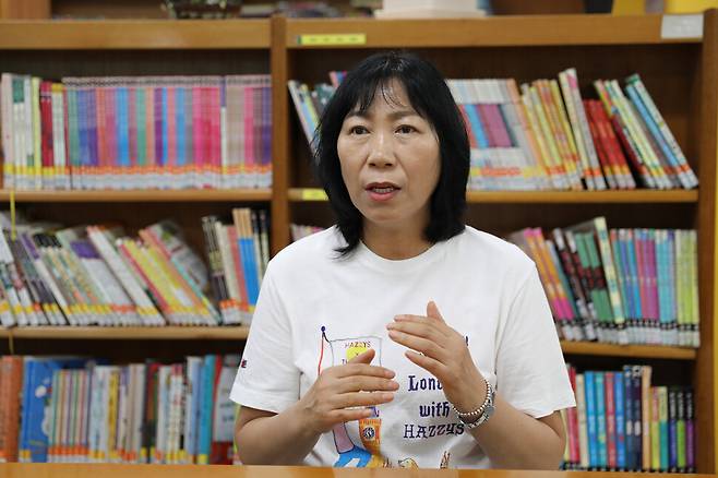 “아이들이 즐겁게 운동하니까 운동 성적이 더 잘 나와요.” 서울 강서구 염창초등학교에서 육상부를 지도하는 김은경 코치가 지난 10일 오전 학교에서 <한겨레>와 인터뷰하고 있다. 장철규 선임기자 chang21@hani.co.kr