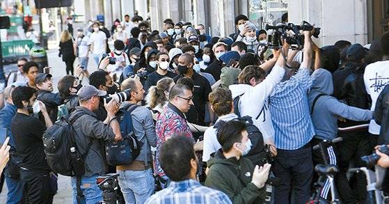 석 달간의 봉쇄령이 해제된 직후인 지난달 15일 런던의 한 패션스토어가 문을 열자 쇼핑객들이 몰려들었다. [EPA=연합뉴스]