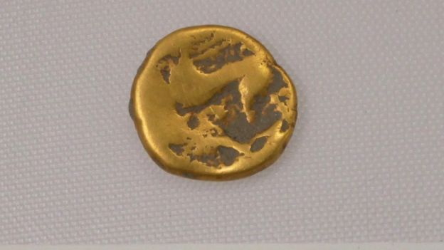 기원전 100년 경에 만들어진 것으로 보이는 금 동전
