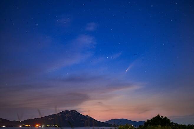 2020년 7월 17일 저녁 9시경 강화도 계룡돈대에서 찍은 네오와이즈 혜성. (사진/김현우).