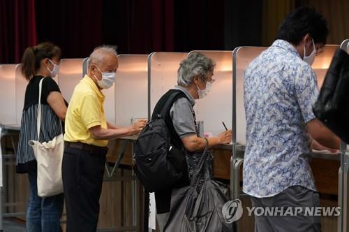 (도쿄 EPA=연합뉴스) 5일 일본 도쿄도에 마련된 도쿄지사 선거 투표소에서 유권자들이 필기구를 들고 투표용지에 기입하고 있다.