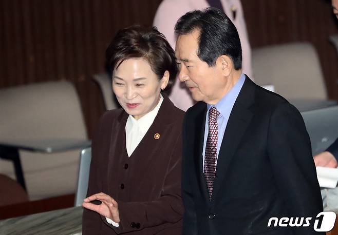 정세균 국무총리와 김현미 국토교통부 장관이 지난 2월19일 오전 서울 여의도 국회에서 열린 제376회 제2차본회의에서 대화를 하고 있다. 2020.2.19/뉴스1 © News1 김명섭 기자