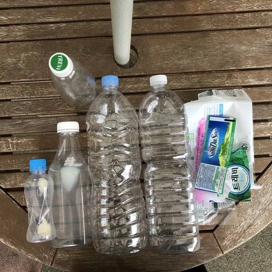 페트병 겉면의 라벨을 모두 뗀다.