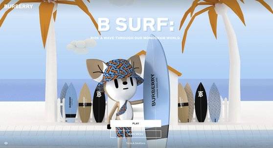 버버리 여름 신상품을 착용한 게임 속 동물 캐릭터. 플레이 버튼을 누르면 전 세계 유저들과 서프 레이싱 게임을 즐길 수 있다. [버버리]