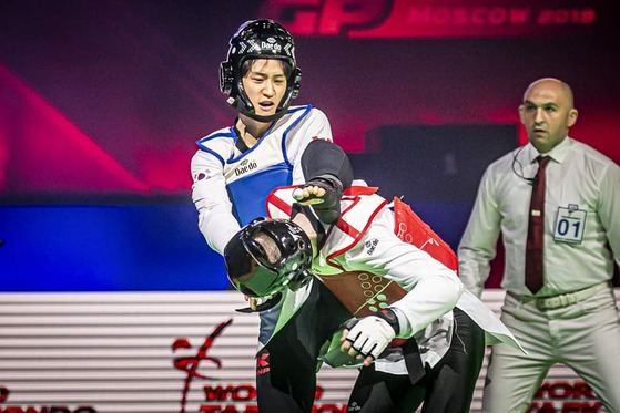 Lee Dae-hoon, in blue helmet, competes during the 2018 World Taekwondo Grand Prix final in Fujairah in Japan. [WORLD TAEKWONDO]