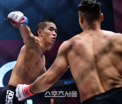 박시원이 블렛 친군에게 오른손 공격을 시도하고 있다. 이주상기자 rainbow@sportsseoul.com