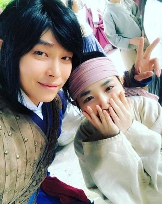 윤균상은 2017년 드라마 '역적 : 백성을 훔친 도둑'에서 홍길동 역을 맡아 열연을 펼쳤고 안예은은 드라마 OST에 참여해 많은 사랑을 받았다. 안예은은 드라마에 카메오로 출연까지 했다. 사진은 당시 윤균상이 촬영해 공개한 인증샷. /윤균상 SNS