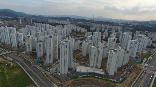 서울에서 시작된 전세난이 수도권으로 확산될 조짐이다. 경기도 하남시와 과천시에서는 부동산 대책 발표를 전후로 전셋값이 급등한 것으로 나타났다. 경기도 하남미사강변도시 전경. <하남시 제공>