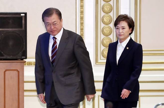 문재인 대통령과 김현미 국토교통부 장관이 올해 2월 청와대 영빈관에서 열린 국토부와 해양수산부 업무보고에 참석하고 있다. /사진제공=뉴스1