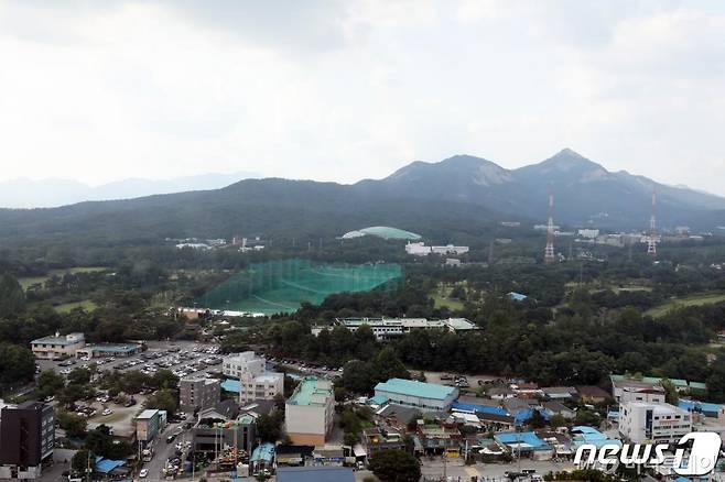 (서울=뉴스1) 황기선 기자 = 정부와 더불어민주당이 7·10 부동산 대책의 후속으로 주택공급물량 확대를 위해 적극적으로 나서고 있다. 16일 정부와 여당은 주택공급 대책 일환으로 국방부 소유의 태릉골프장 부지 일대를 활용하는 방안을 검토 중이라고 알려 졌다. 사진은 이날 서울 노원구 태릉골프장의 모습 2020.7.16/뉴스1