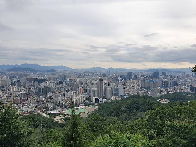 서울 서초구 우면산에서 바라본 강남 일대의 모습. [헤럴드경제DB]