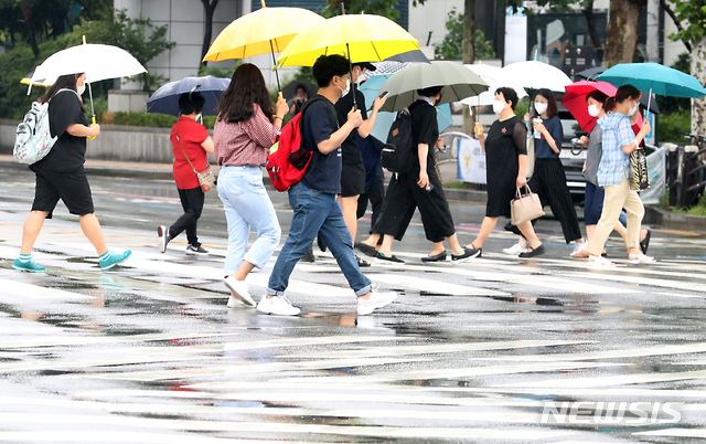 [인천=뉴시스] 이종철 기자 = 본격적인 장마가 시작된 24일 오후 인천시 남동구 터미널사거리에서 시민들이 우산을 쓰고 도로를 건너가고 있다. 2020.06.24. jc4321@newsis.com