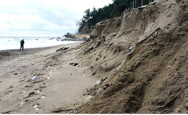 엘엔지 생산기지 공사 탓에 해안침식이 시작돼 백사장이 몽땅 사라진 월천해변 모습. 삼척시 제공