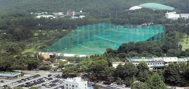 이달 말 발표할 부동산 공급대책에서 서울 강남권 개발제한구역(그린벨트) 해제 방안이 제외되면서, 정부가 태릉골프장 등 군시설과 구로차량기지, 잠실 유수지 등 공공 유휴부지 등을 택지로 개발하는 방안이 급물살을 타고 있다. 서울 노원구 태릉골프장 모습. [연합]