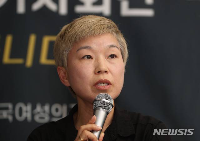 [서울=뉴시스] 박미소 기자 = 김재련 변호사가 지난 13일 오후 서울 은평구 한국여성의전화 사무실에서 연 '서울시장에 의한 위력 성추행 사건 기자회견'에서 발언하고 있다. 2020.07.13.  photo@newsis.com